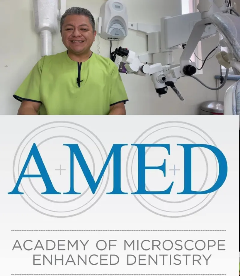 El Dr. Arturo Ramírez Tapia en su consultorio junto al microscopio dental, y el emblema de la Academy of Microscope Enhanced Dentistry