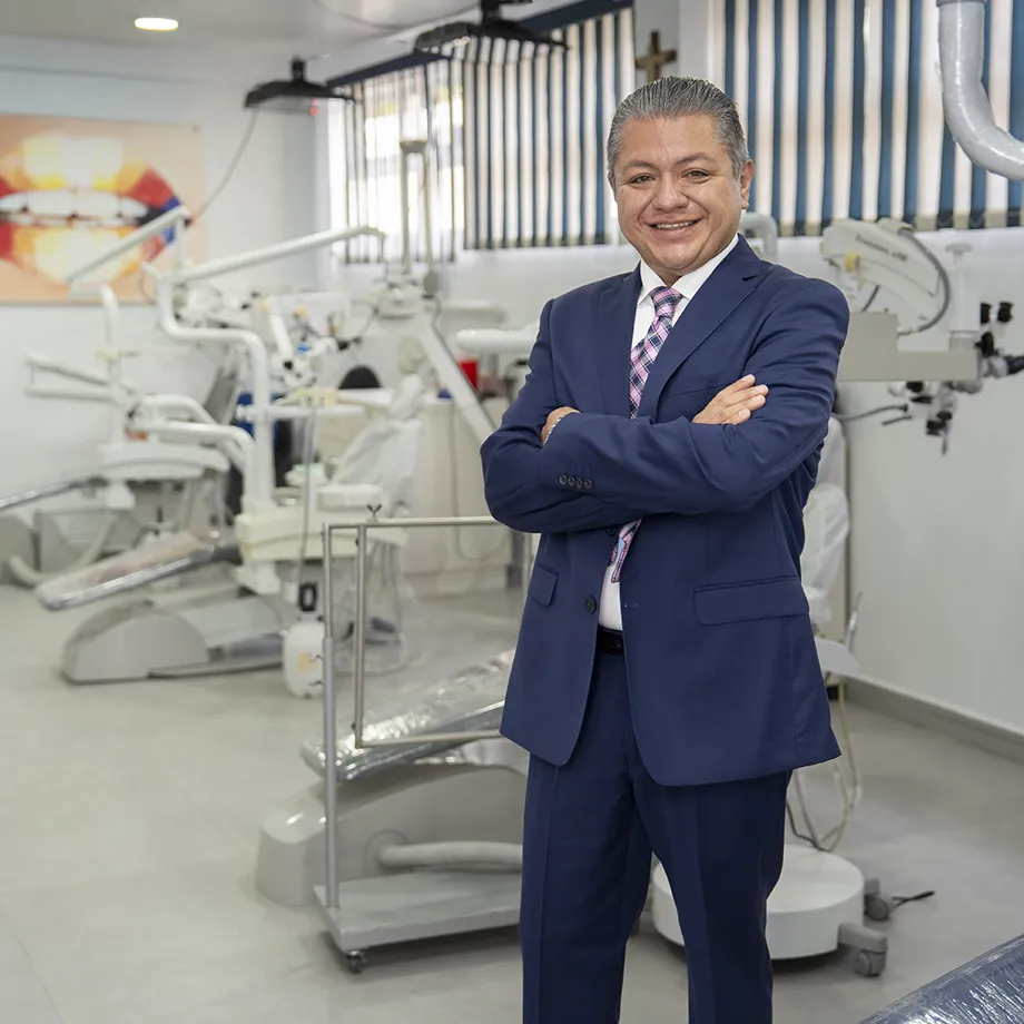 El Dr. Arturo Tapia en su consultorio, junto al microscopio dental